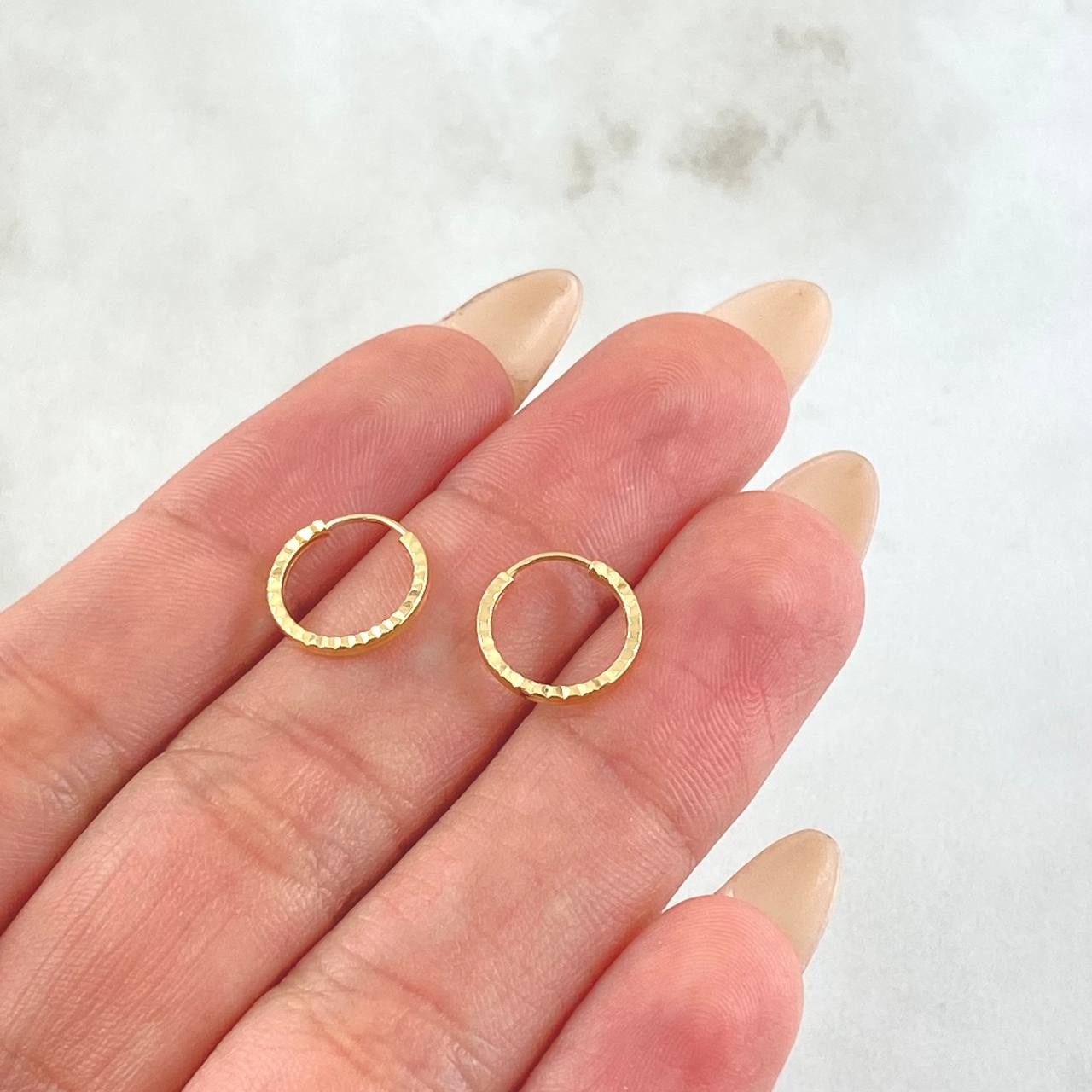 Candongas Mini Aro Rayado 0.6 g / 1.3 cm Oro Amarillo 18K