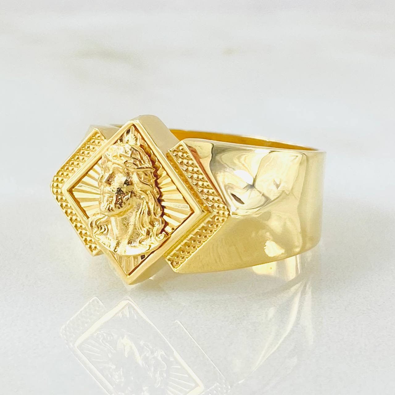 Anillo Rombo Rostro Jesus 5.6gr / T10 1/2 / Oro Amarillo 18K ©