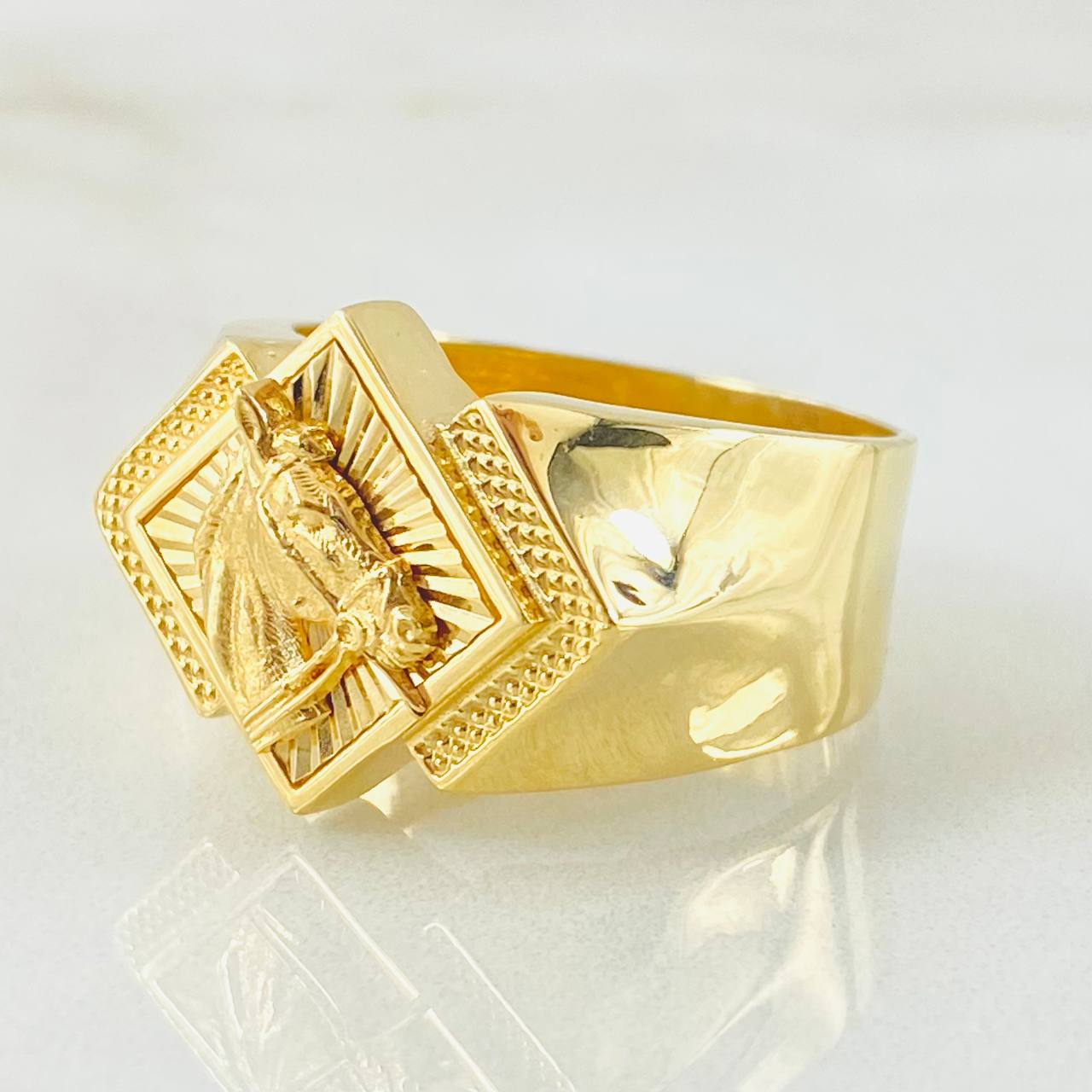 Anillo Rombo Caballo 6.1gr / T11 / Oro Amarillo 18K ©