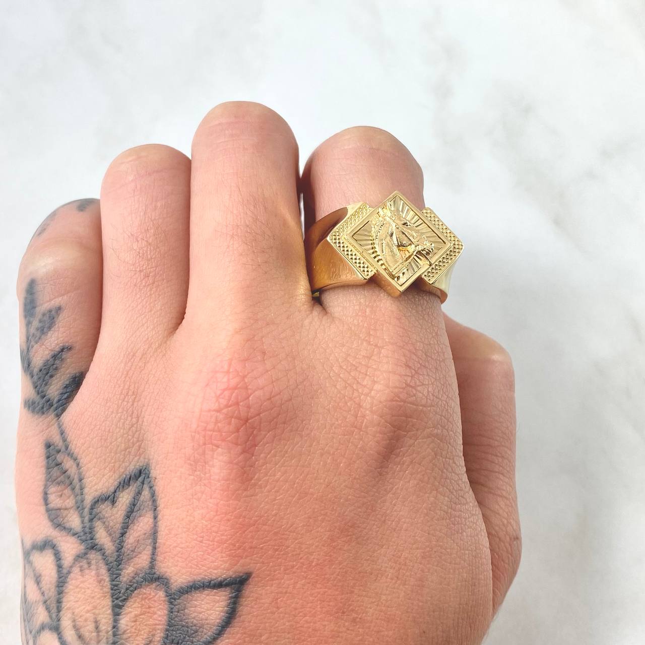 Anillo Rombo Caballo 6.1gr / T11 / Oro Amarillo 18K ©
