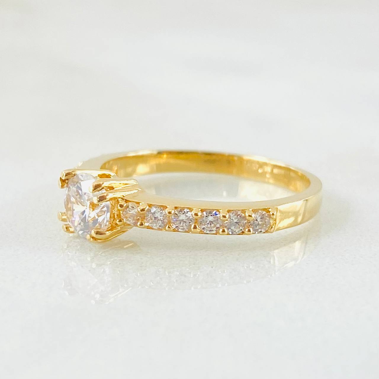 Anillo Solitario Doble Garra 2.7gr / T5 3/4 / Oro Amarillo 18K