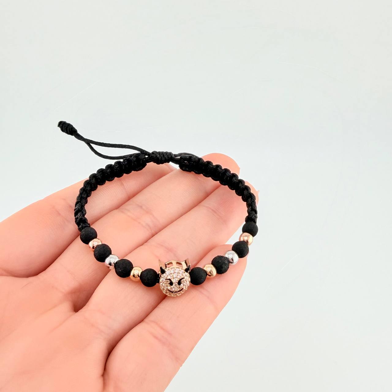Pulsera Tejida Negra Emogi Diablito Tres Oros 18K