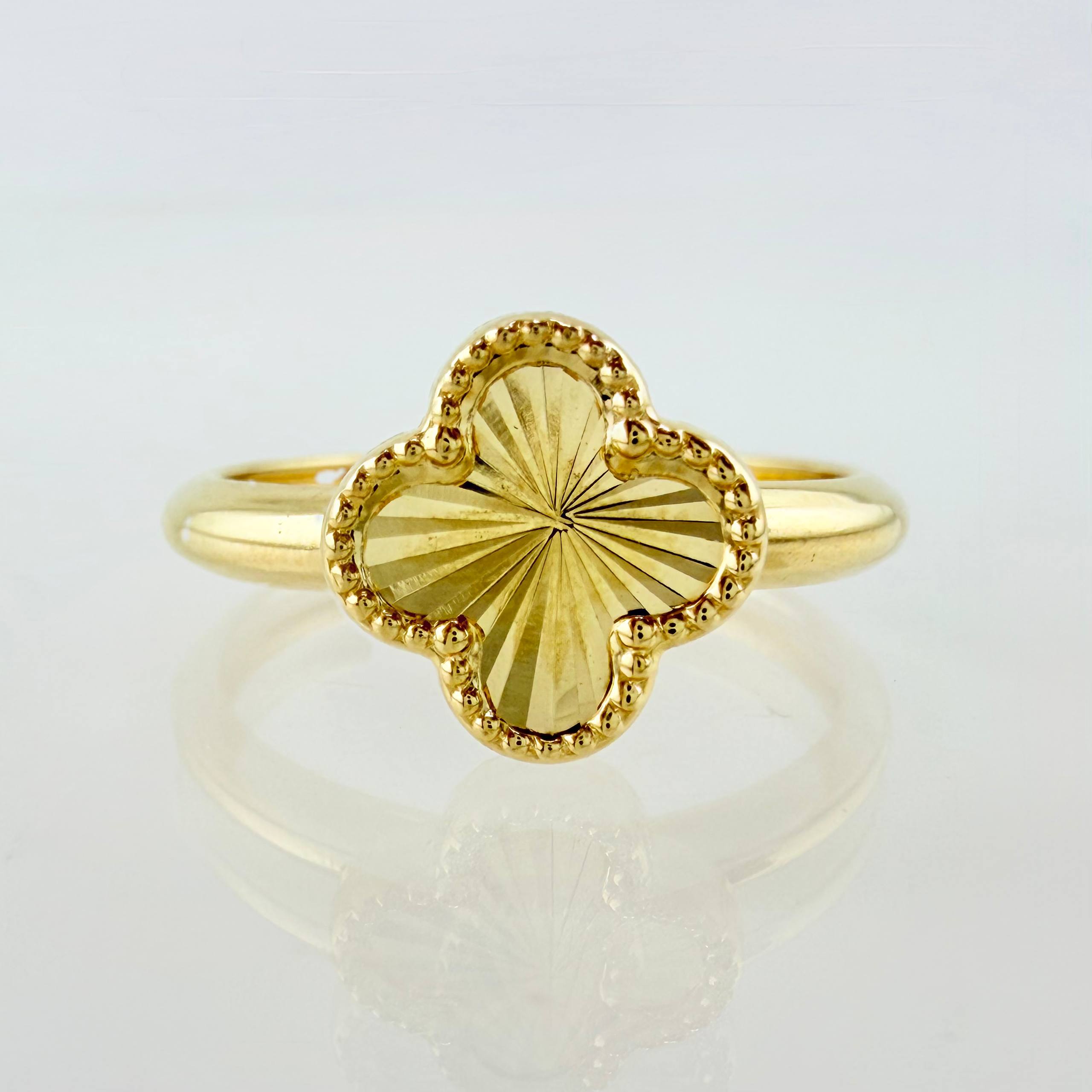 Anillo Trebol Diamantado 1.1gr / T6 / Oro Amarillo 18K ©