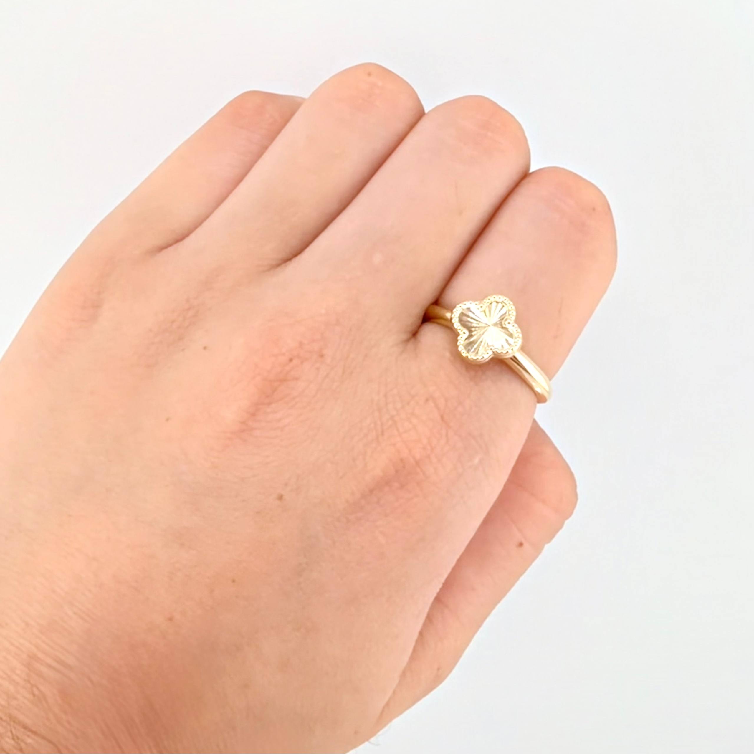 Anillo Trebol Diamantada 1.1gr / T5 1/2 / Oro Amarillo 18K