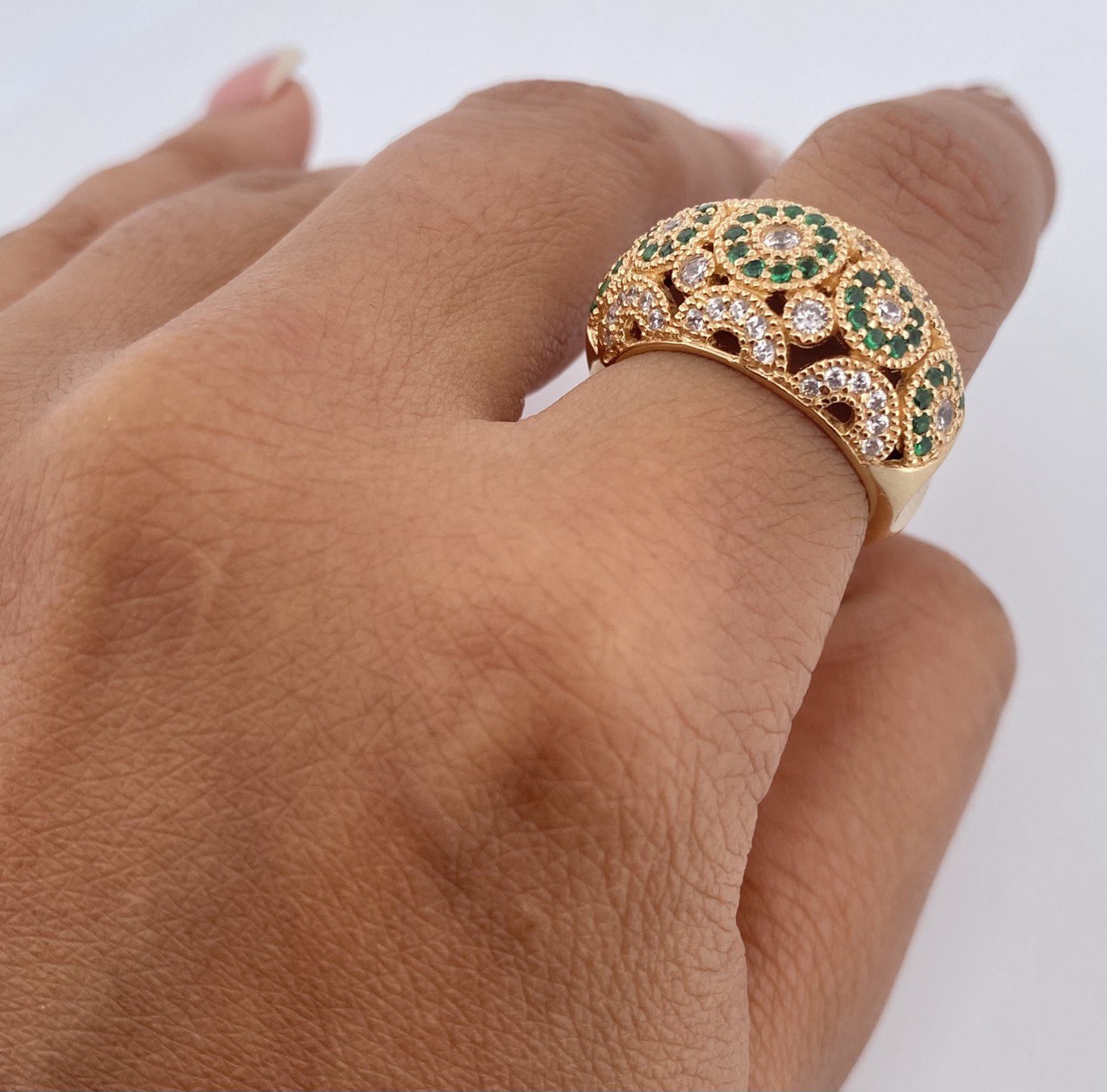 Anillo Hongo 6.95gr / T6 3/4 / Circones Blancos Verdes  Oro Amarillo 18K $