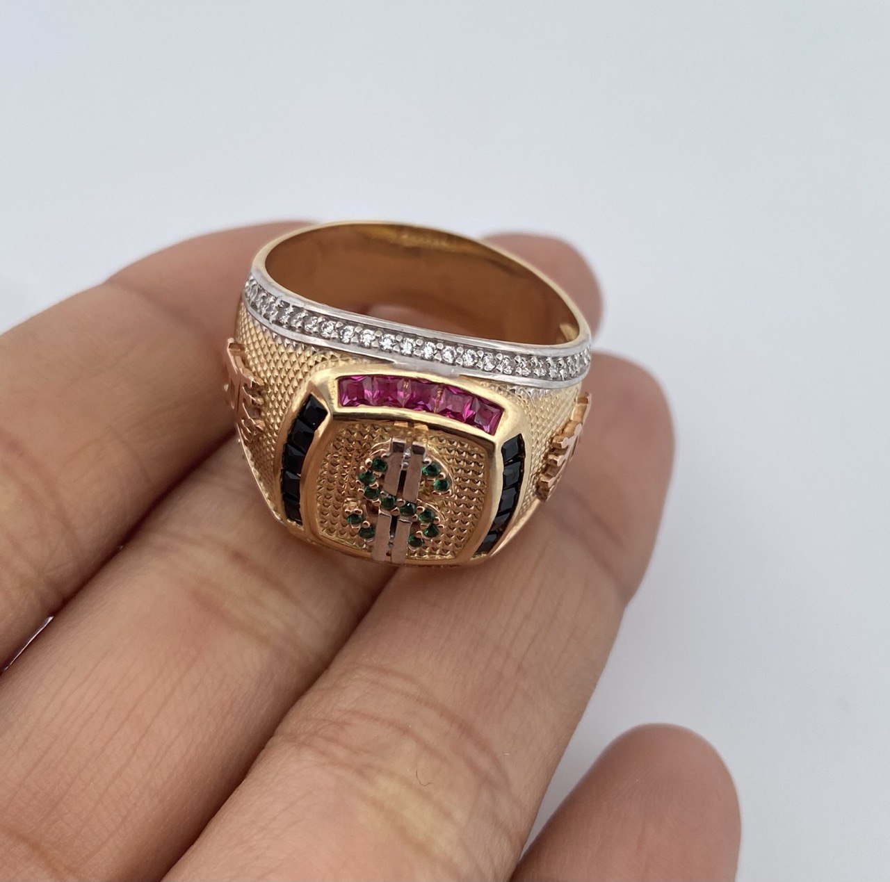 Anillo Signo Dólar 11.7gr / T10 1/2 / Circones De Colores Tres Oros 18K $
