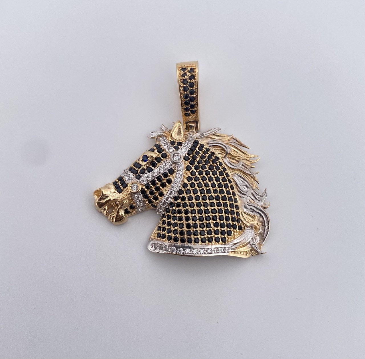 Dije Caballo 7.3gr / 3.5cm / Circones Blancos Negros Azules Dos Oros Amarillo Blanco 18K $