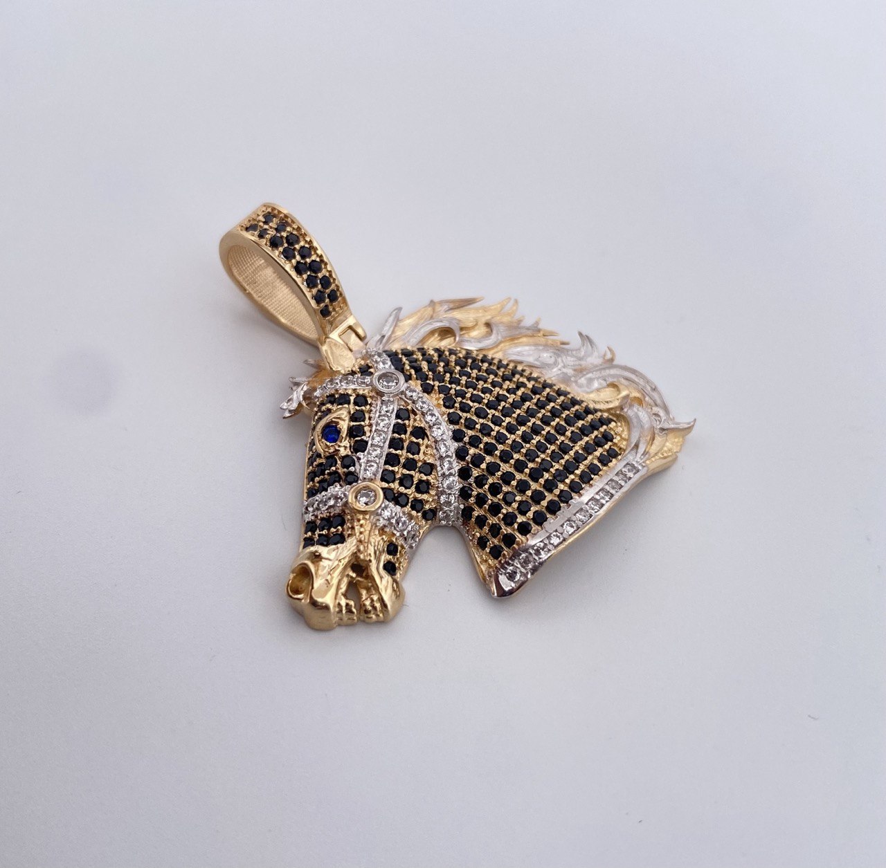 Dije Caballo 7.3gr / 3.5cm / Circones Blancos Negros Azules Dos Oros Amarillo Blanco 18K $