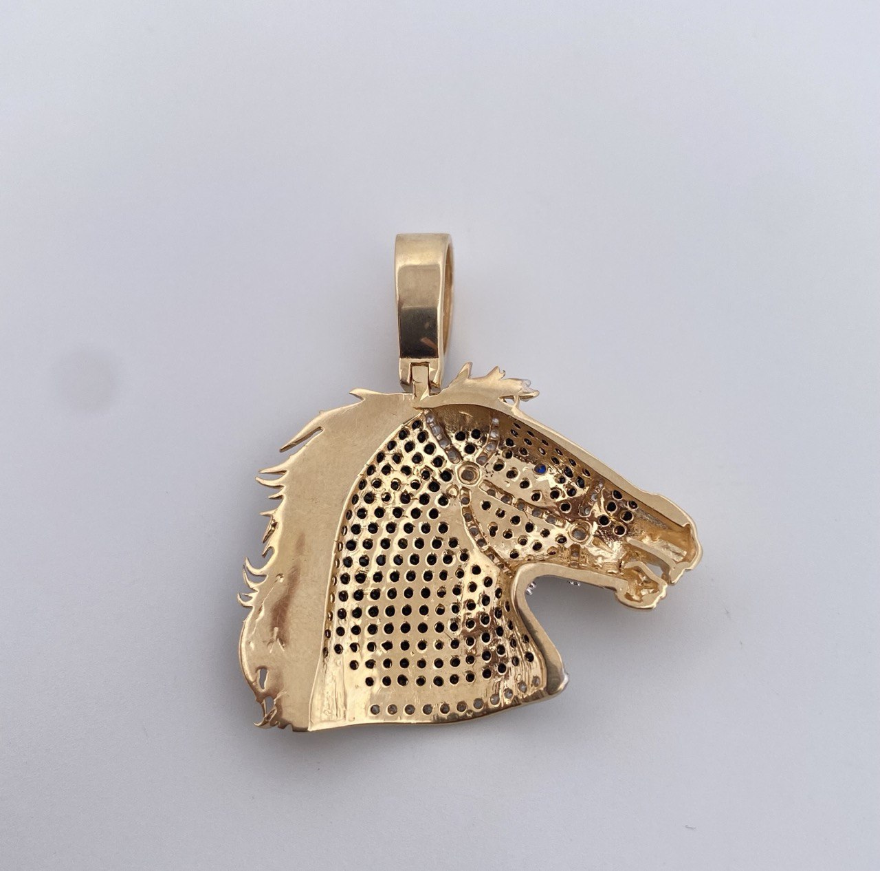 Dije Caballo 7.3gr / 3.5cm / Circones Blancos Negros Azules Dos Oros Amarillo Blanco 18K $