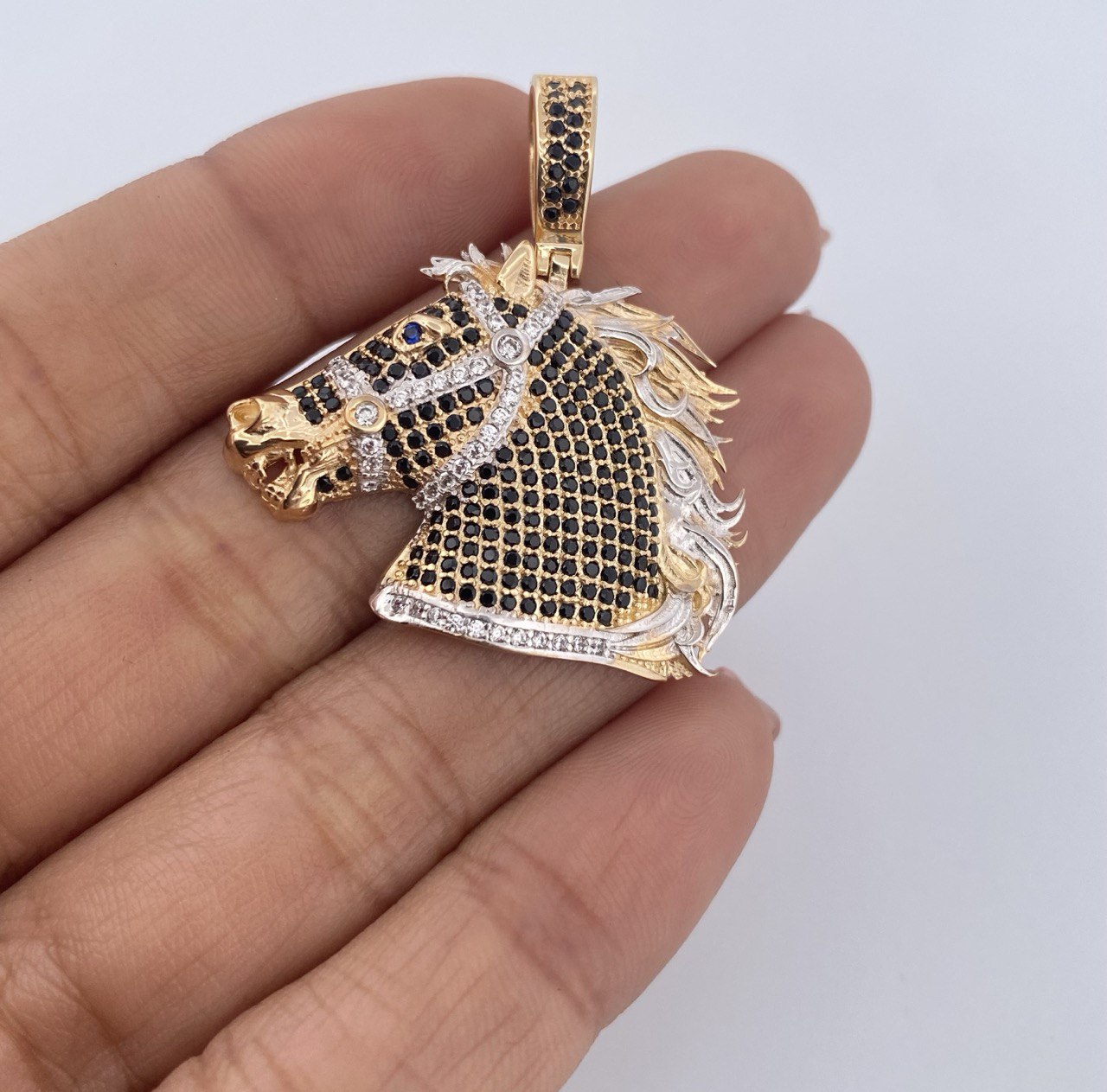 Dije Caballo 7.3gr / 3.5cm / Circones Blancos Negros Azules Dos Oros Amarillo Blanco 18K $