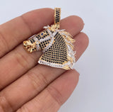 Dije Caballo 7.3gr / 3.5cm / Circones Blancos Negros Azules Dos Oros Amarillo Blanco 18K $