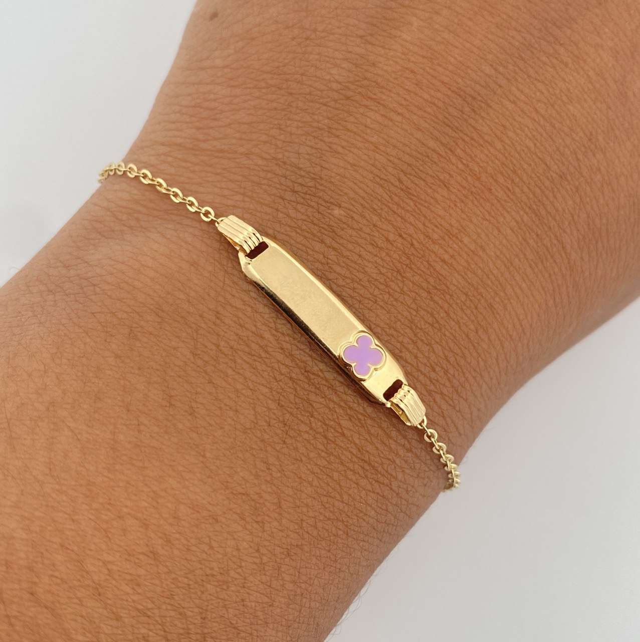 Pulso Bebe Aro Seguido 1.45gr / 15cm / 1mm Placa Rectangular Trebol Morado Oro Amarillo 18K $