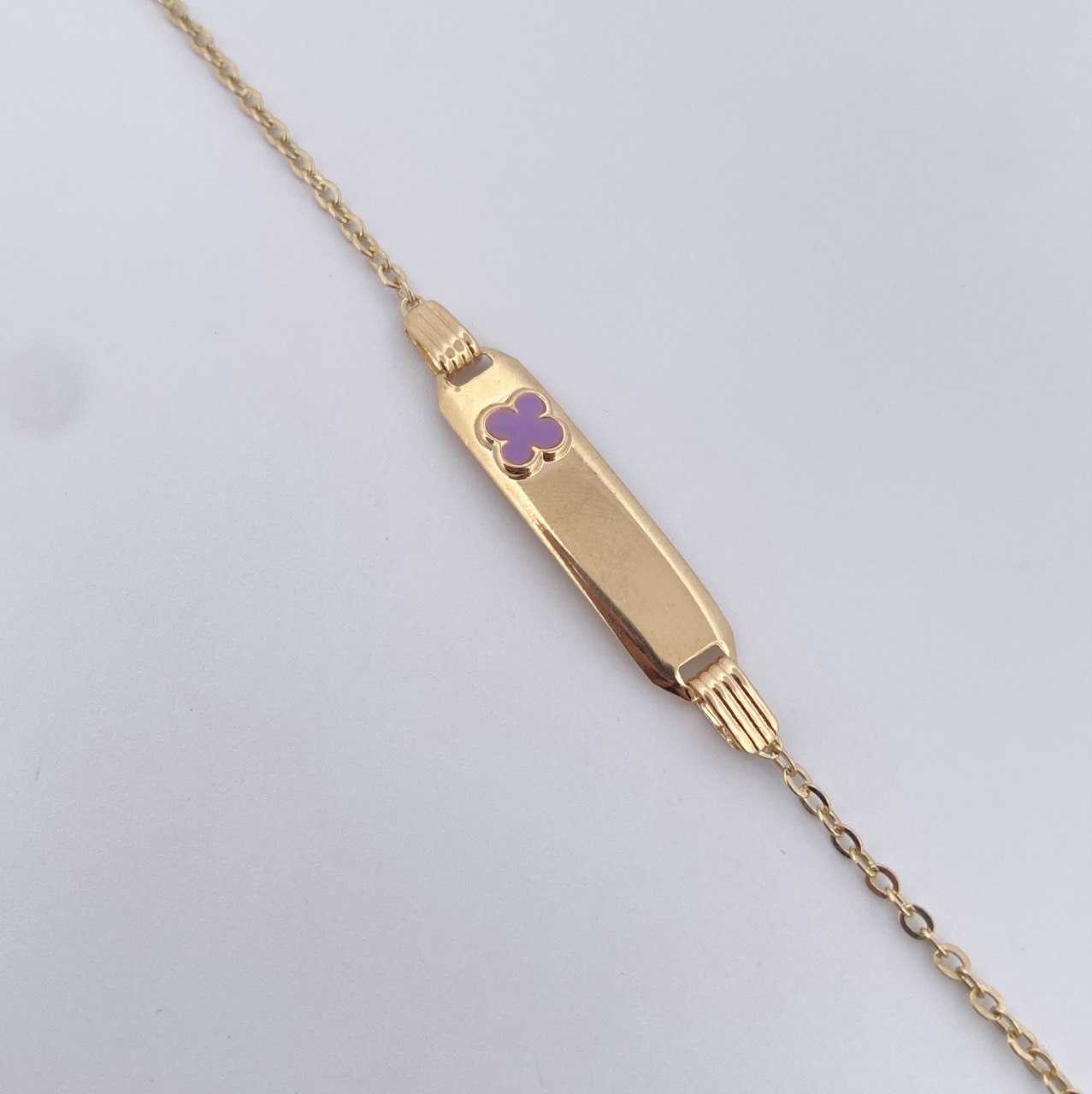Pulso Bebe Aro Seguido 1.45gr / 15cm / 1mm Placa Rectangular Trebol Morado Oro Amarillo 18K $