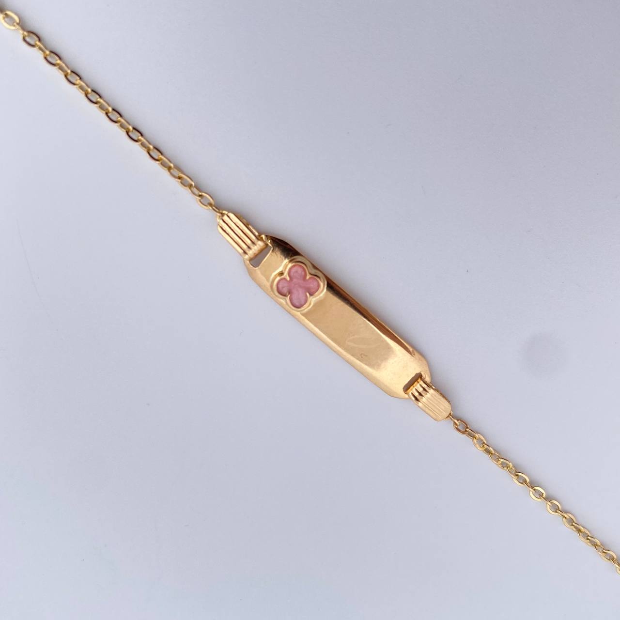 Pulso Bebe Aro Seguido 1.4gr / 14cm / 1mm Placa Rectangular Trebol Rosado Tornazol Oro Amarillo 18K $