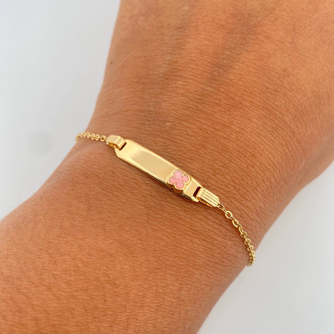 Pulso Bebe Aro Seguido 1.4gr / 14cm / 1mm Placa Rectangular Trebol Rosado Tornazol Oro Amarillo 18K $