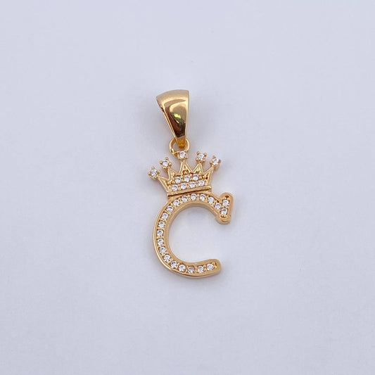 Dije Letra C Corona 1.55gr / 2.6cm / Circones Blancos Oro Amarillo 18K &