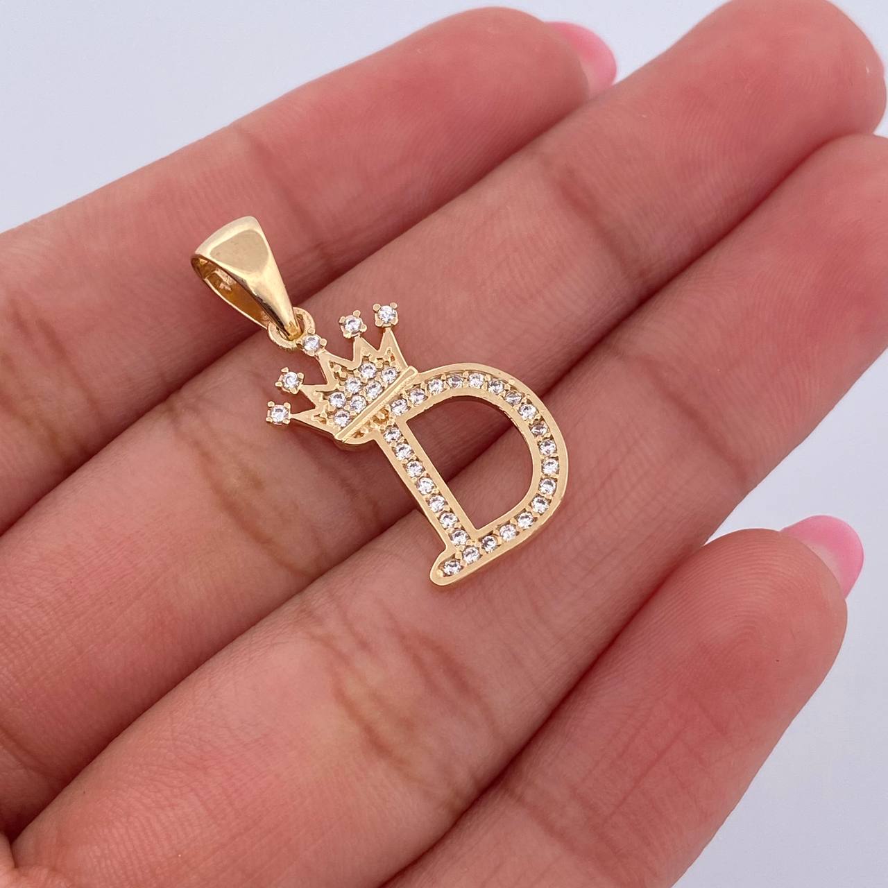 Dije Letra D Corona 1.55gr / 2.6cm / Circones Blancos Oro Amarillo 18K &