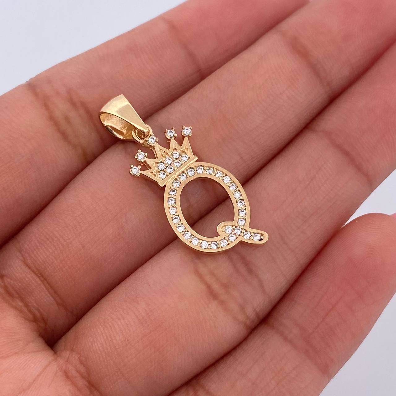Dije Letra Q Corona 1.65gr / 2.8cm / Circones Blancos Oro Amarillo 18K &