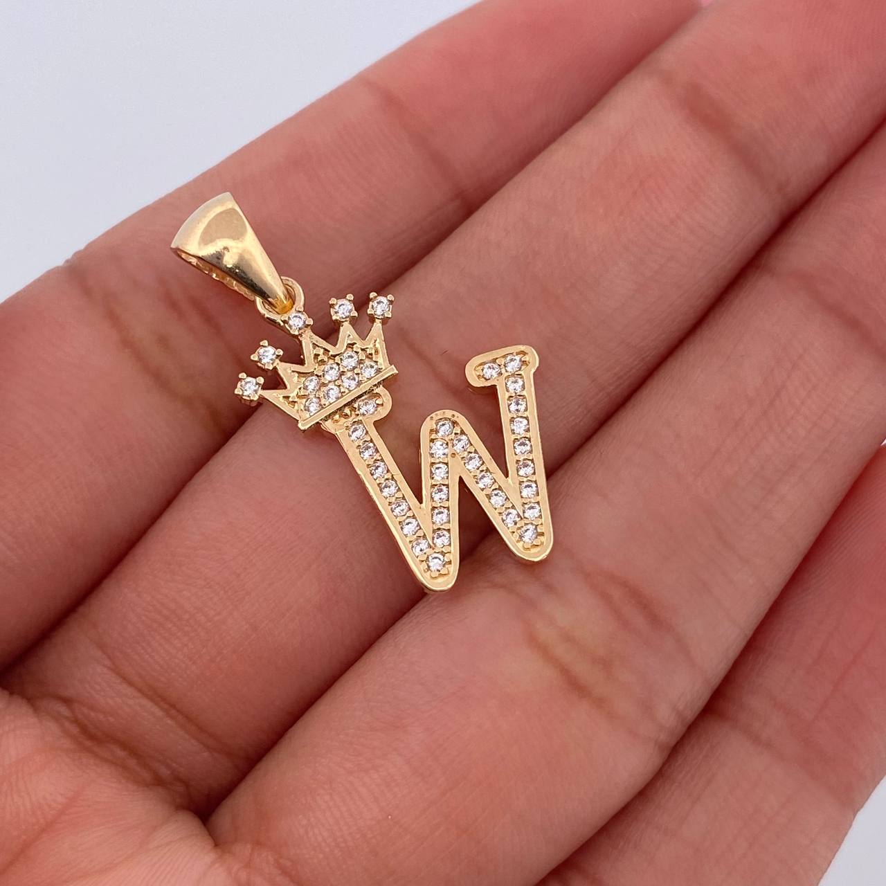 Dije Letra W Corona 1.9gr / 2.6cm / Circones Blancos Oro Amarillo 18K &