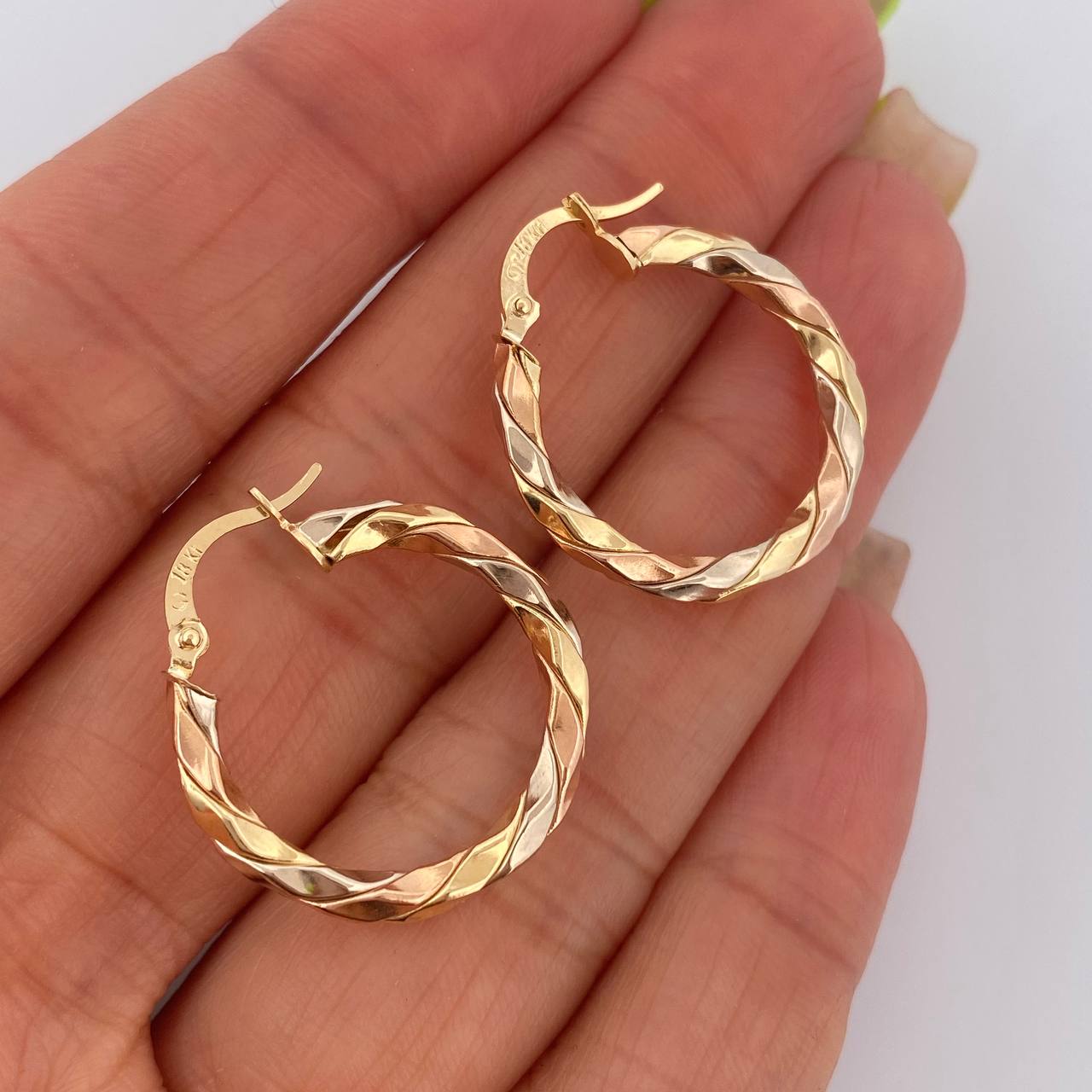 Candongas Nely 2.15gr / 2.5cm / Oro 18K $