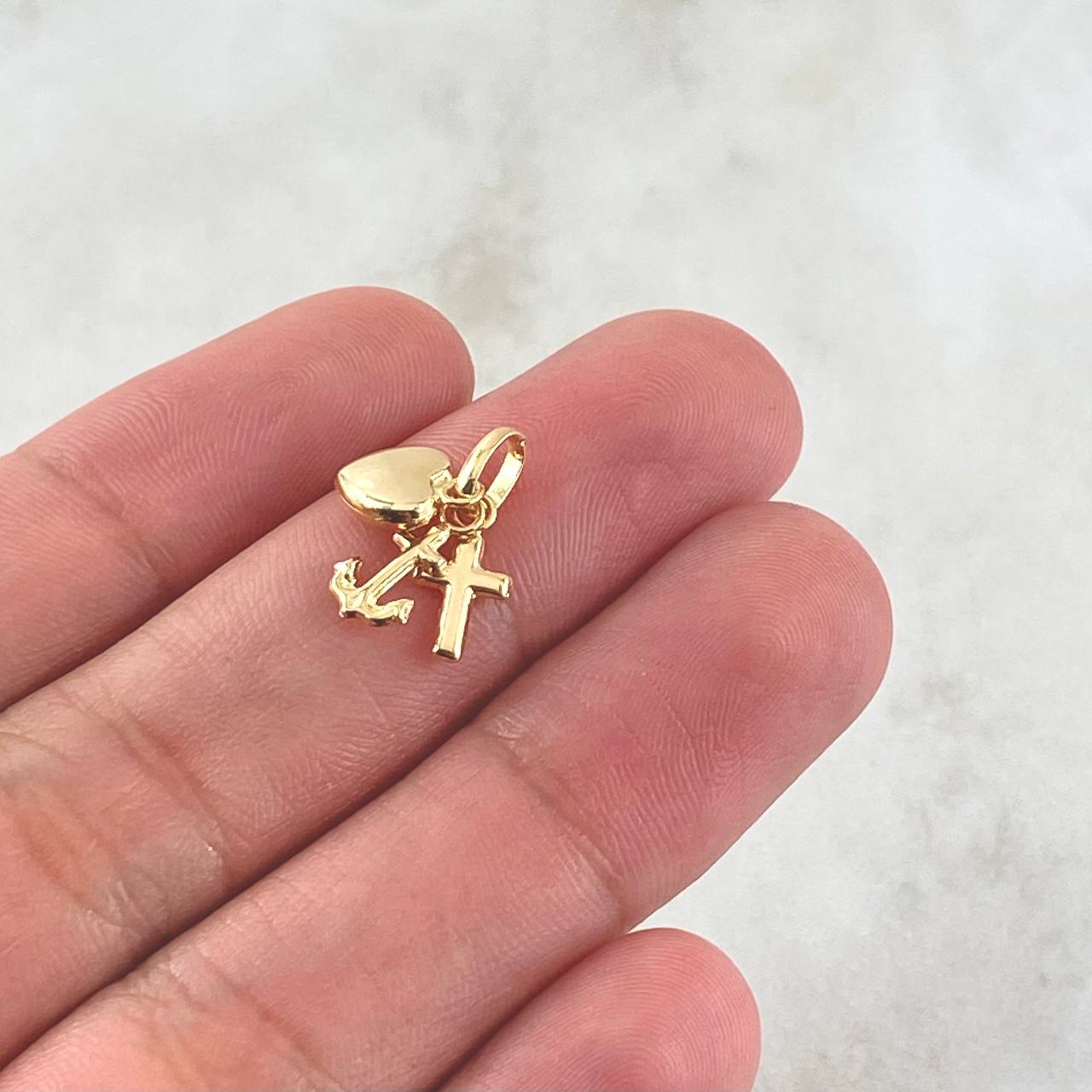 Dije Tres Gracias 0.55gr / 1.6cm / Oro Amarillo 18K ©