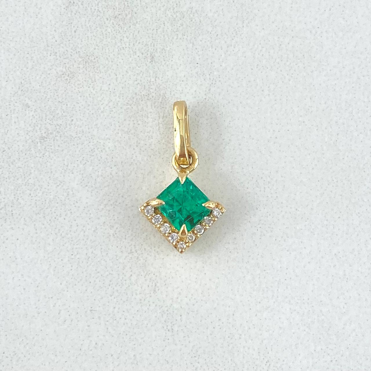 Dije Rombo Medio 1.35gr / 1.6cm / Esmeralda 0.58pts - Diamantes Blancos 0.01pts Oro Amarillo 18K (Joya) *