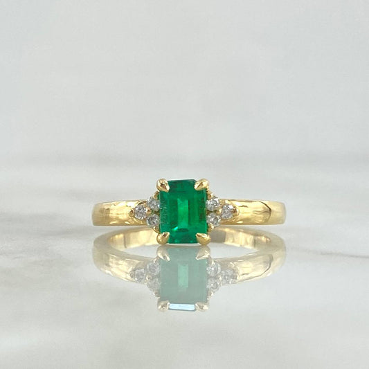 Anillo Solitario Tri 3.9gr / T6 3/4 / Esmeralda 60pts - Diamantes Blancos 8pts Oro Amarillo 18K (Joya) *