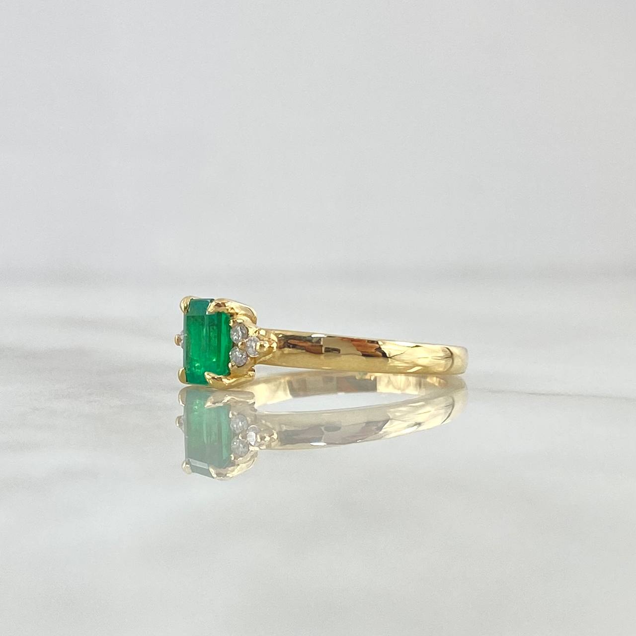 Anillo Solitario Tri 3.9gr / T6 3/4 / Esmeralda 60pts - Diamantes Blancos 8pts Oro Amarillo 18K (Joya) *