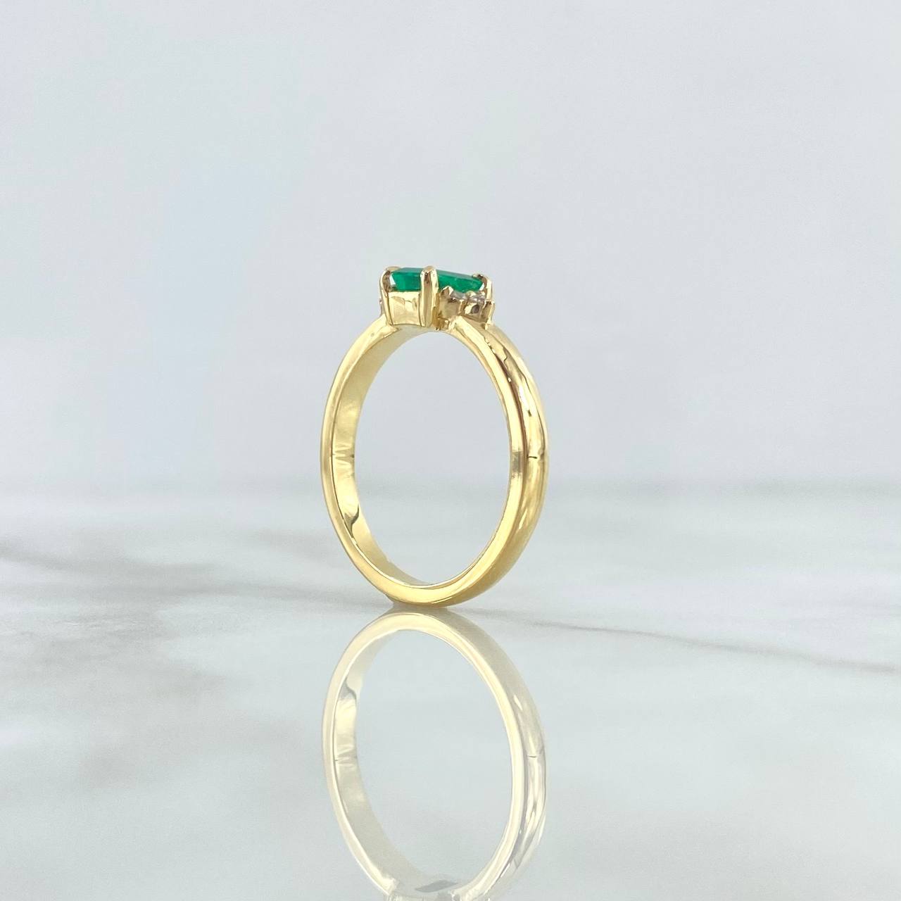 Anillo Solitario Tri 3.9gr / T6 3/4 / Esmeralda 60pts - Diamantes Blancos 8pts Oro Amarillo 18K (Joya) *