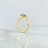 Anillo Solitario Tri 3.9gr / T6 3/4 / Esmeralda 60pts - Diamantes Blancos 8pts Oro Amarillo 18K (Joya) *