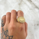 Anillo Sello Circular San Benito 9.05gr / T11 1/4 / Circones Blancos Texturizado Oro Amarillo 18K ©