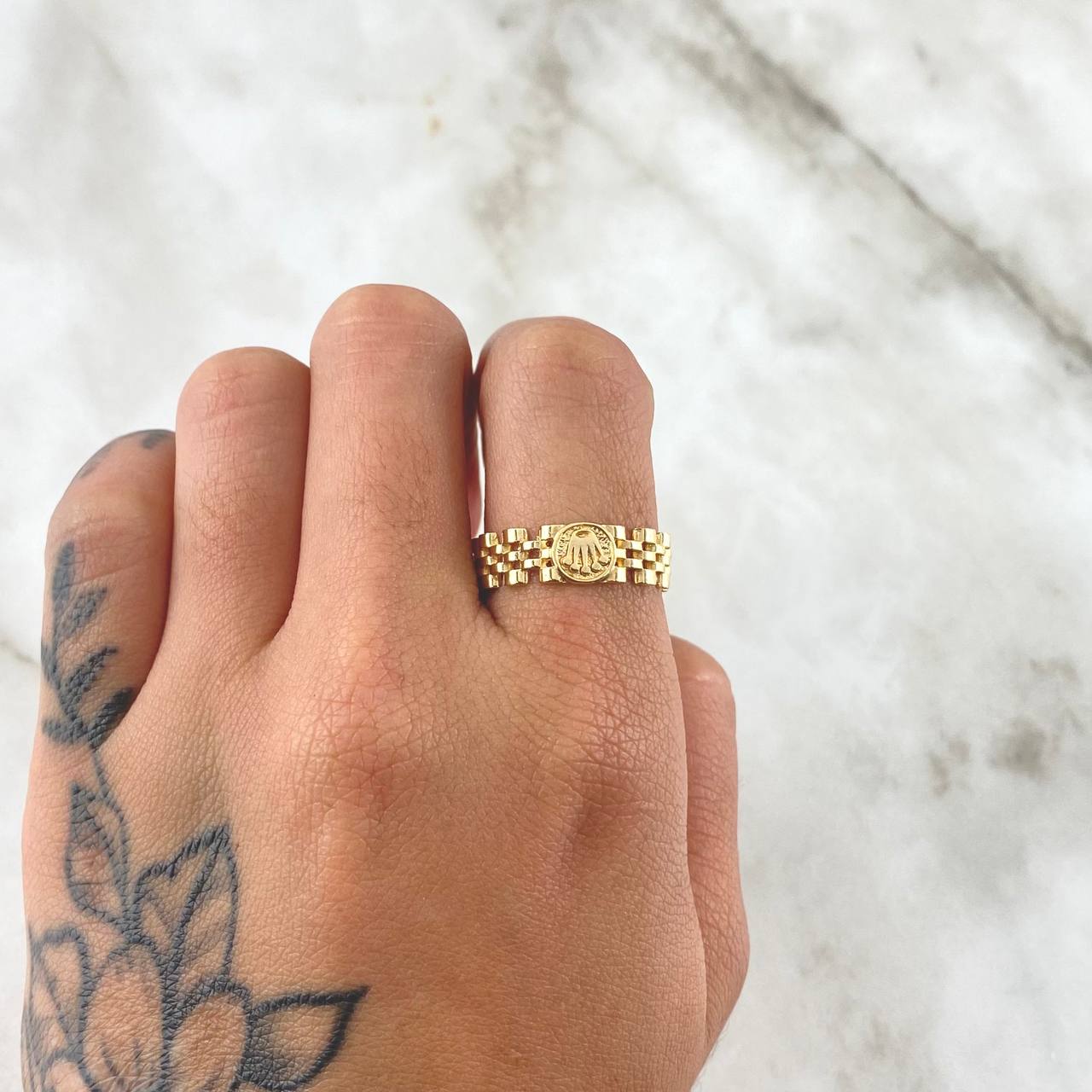 Anillo Correa Sello Corona 3.7gr / T7 1/2 / Texturizado Oro Amarillo 18K ©