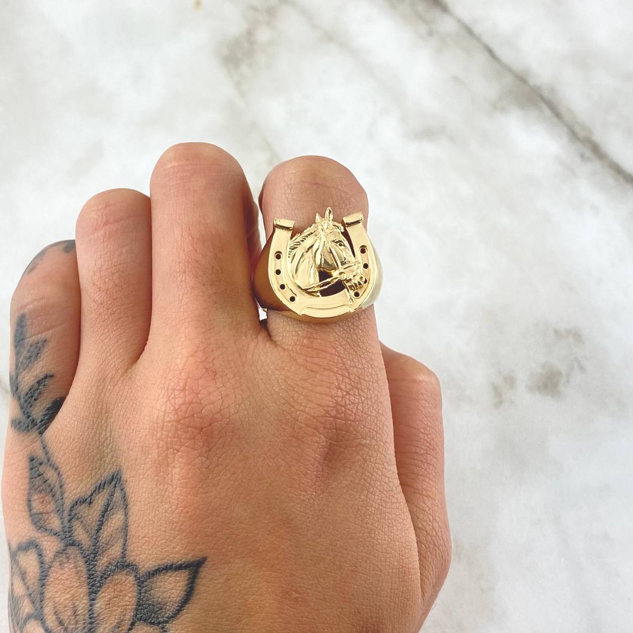 Anillo Herradura Caballo 6.1gr / T9 1/4 / Liso Oro Amarillo 18K ©