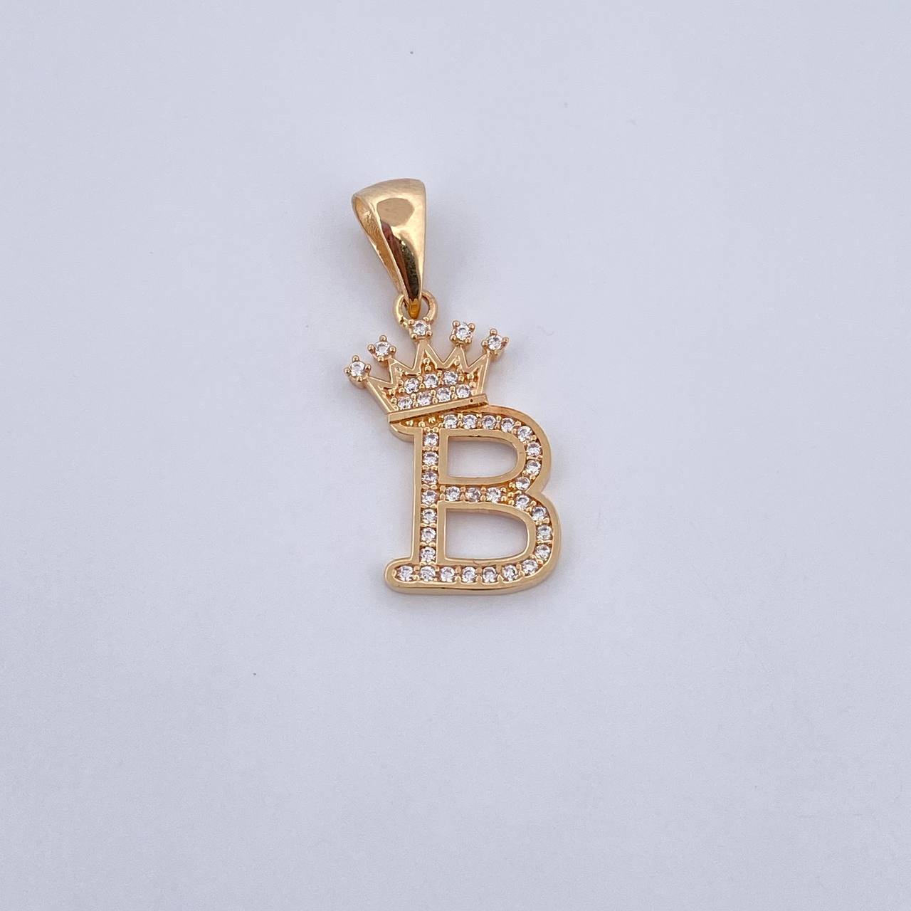 Dije Letra B Corona 1.8gr / 2.6cm / Circones Blancos Oro Amarillo 18K &