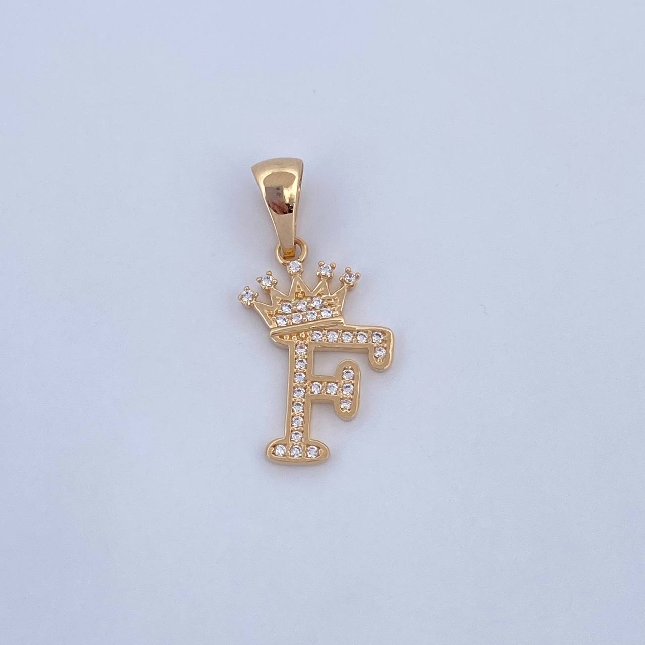 Dije Letra F Corona 1.6gr / 2.6cm / Circones Blancos Oro Amarillo 18K &
