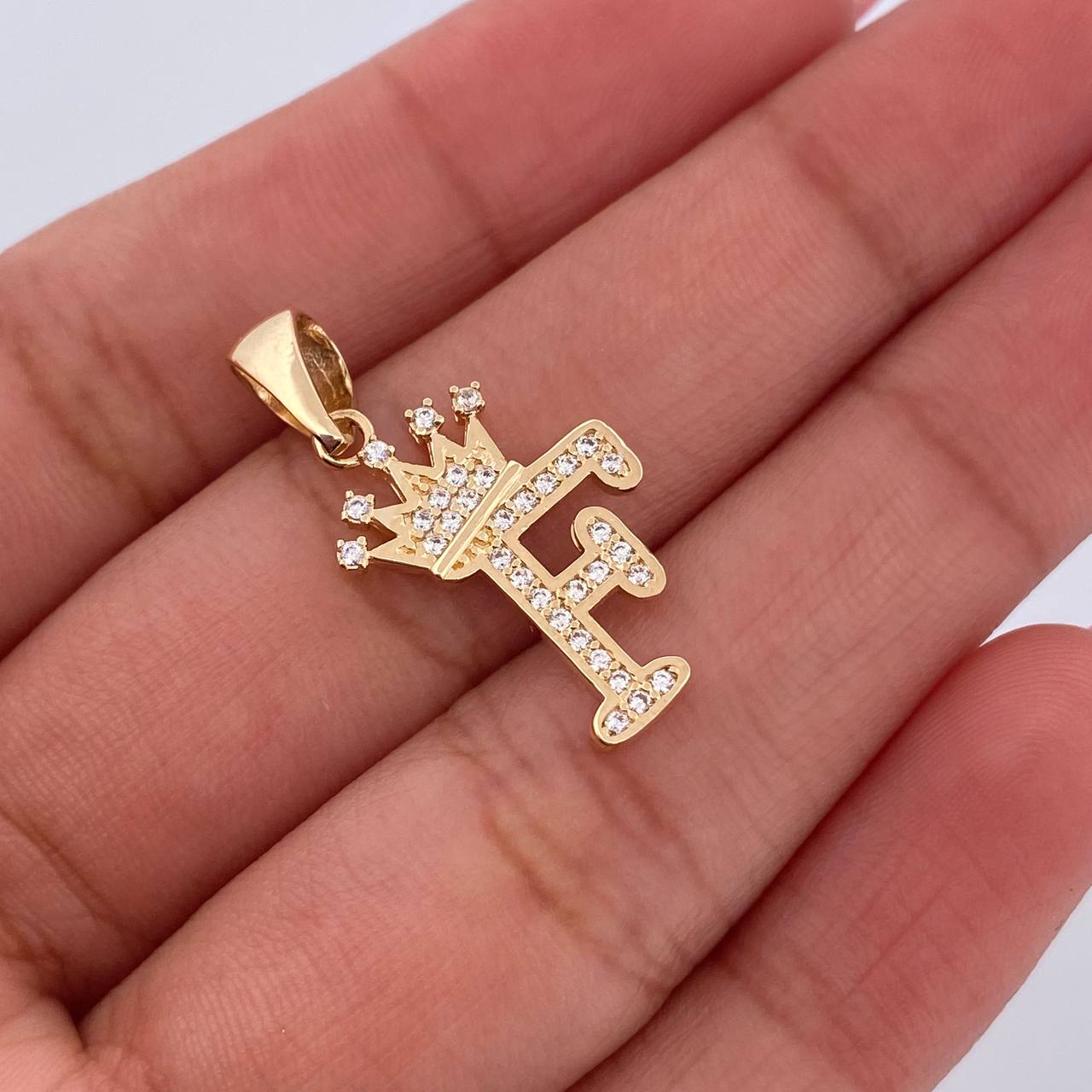 Dije Letra F Corona 1.6gr / 2.6cm / Circones Blancos Oro Amarillo 18K &