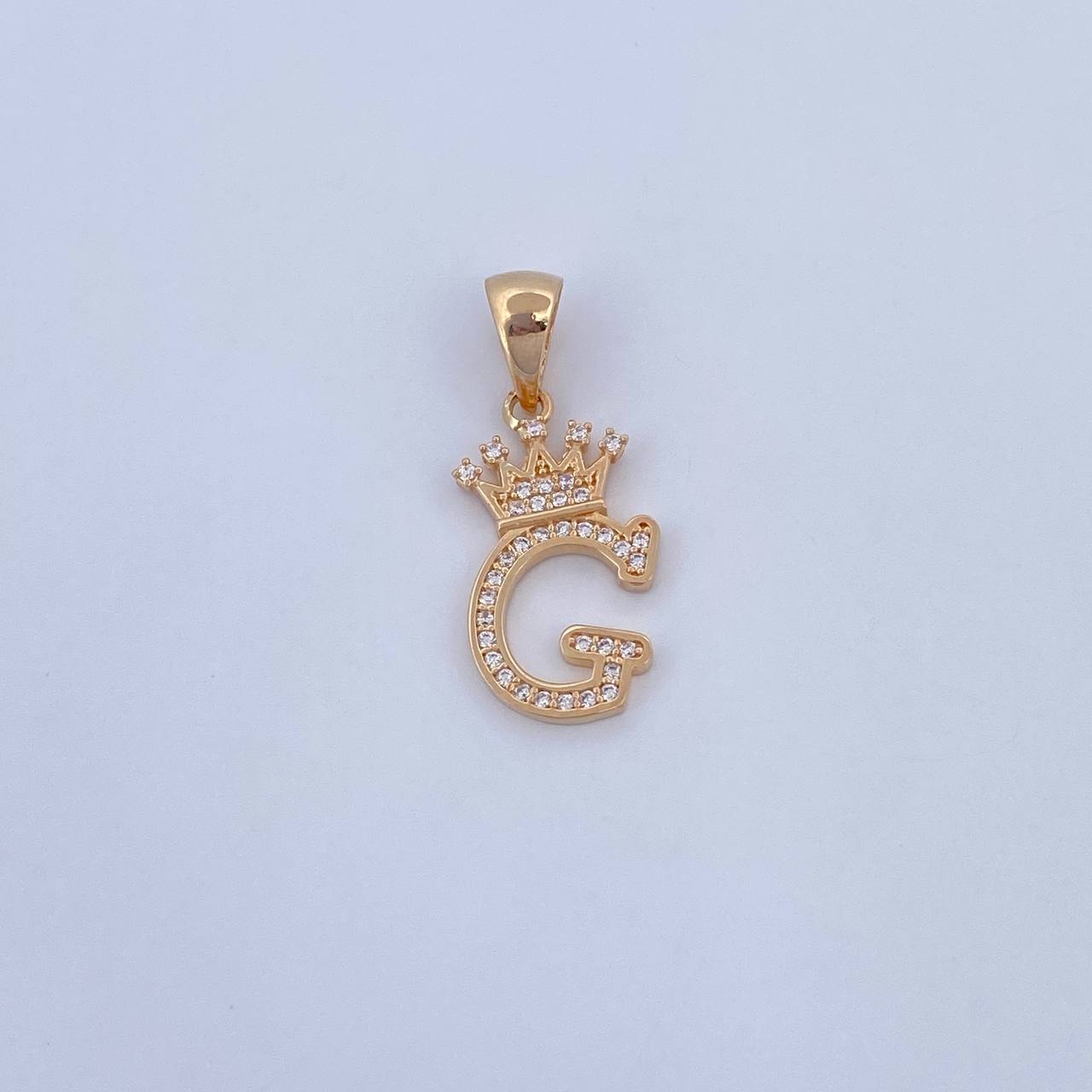 Dije Letra G Corona 1.9gr / 2.6cm / Circones Blancos Oro Amarillo 18K &