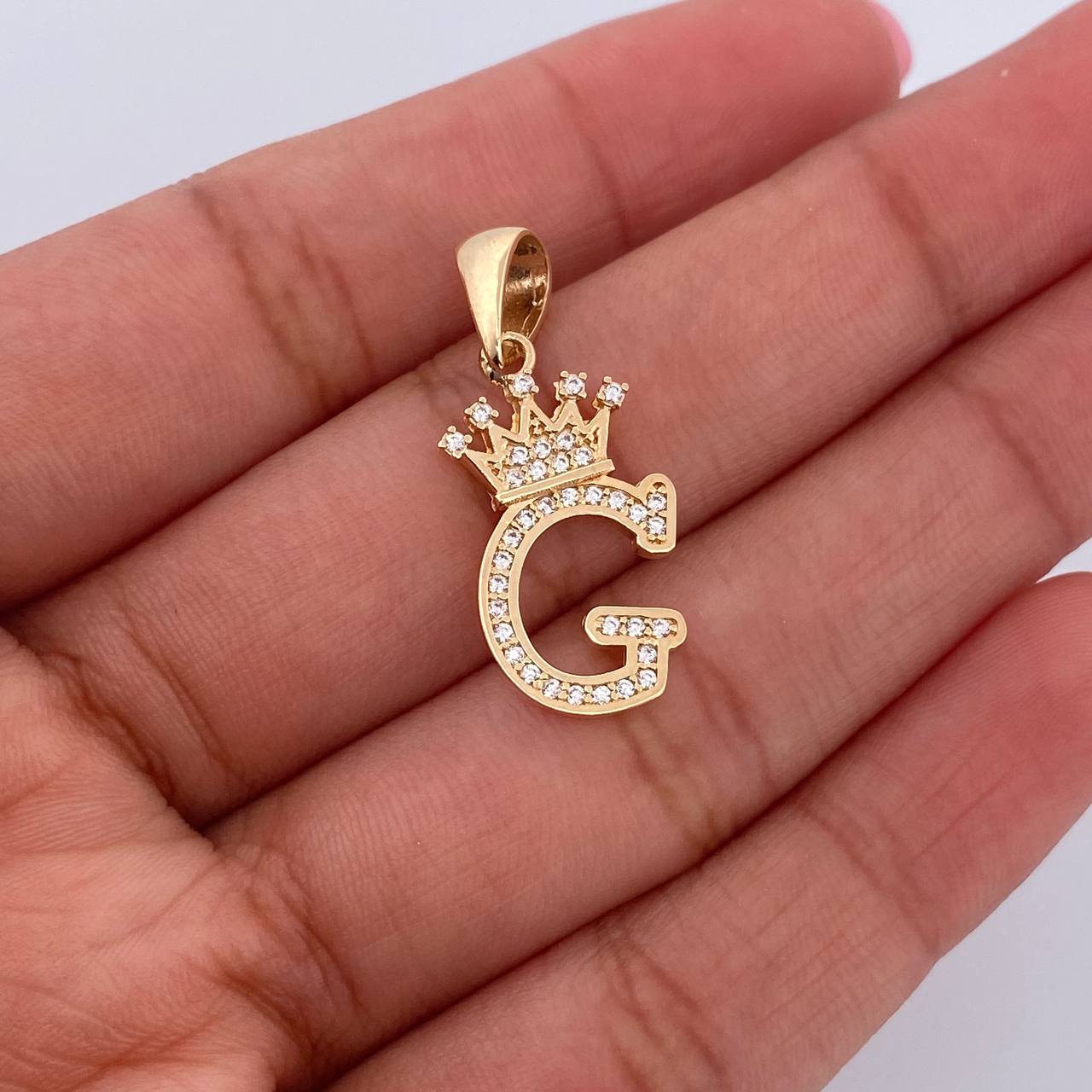 Dije Letra G Corona 1.75gr / 2.6cm / Circones Blancos Oro Amarillo 18K &