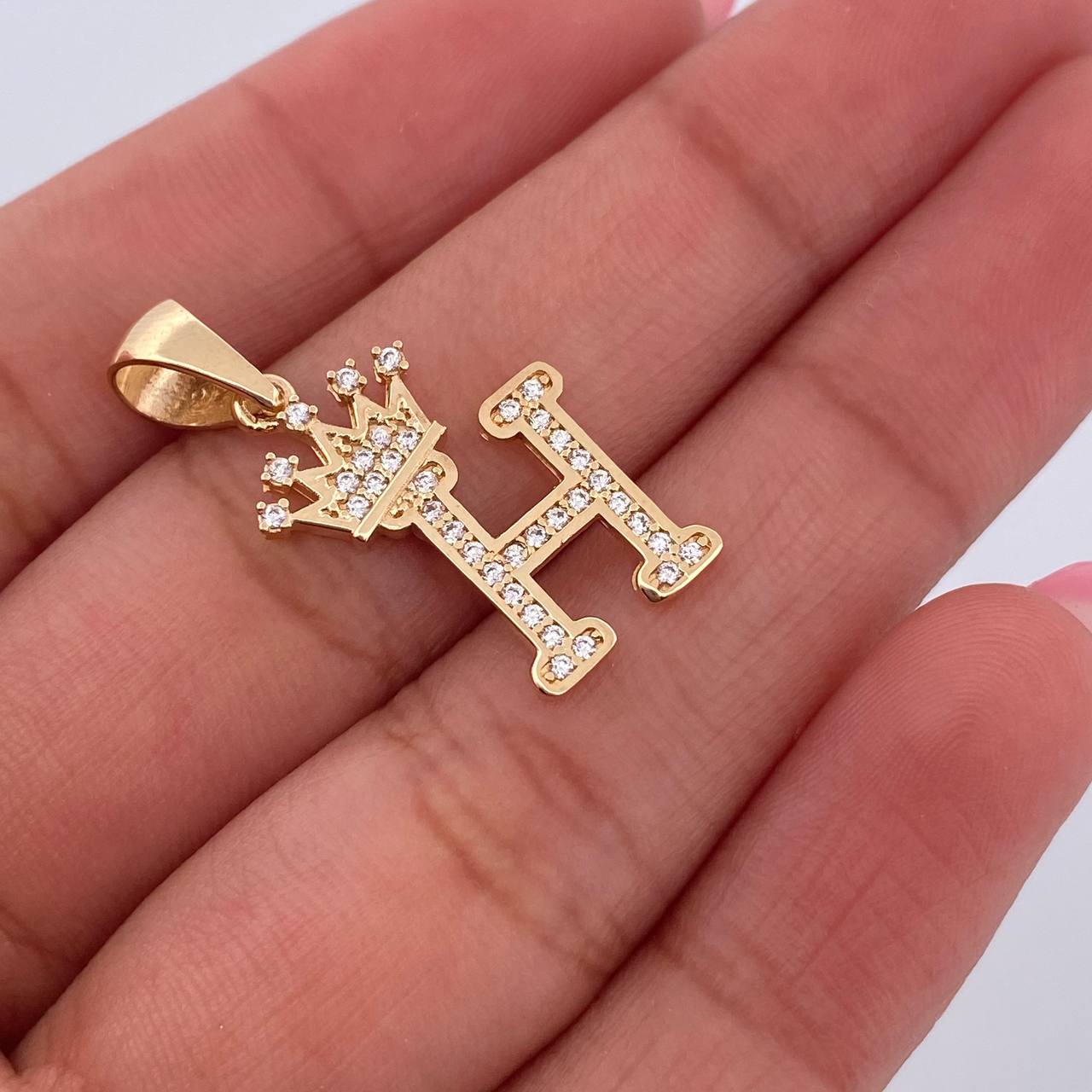 Dije Letra H Corona 1.8gr / 2.6cm / Circones Blancos Oro Amarillo 18K &