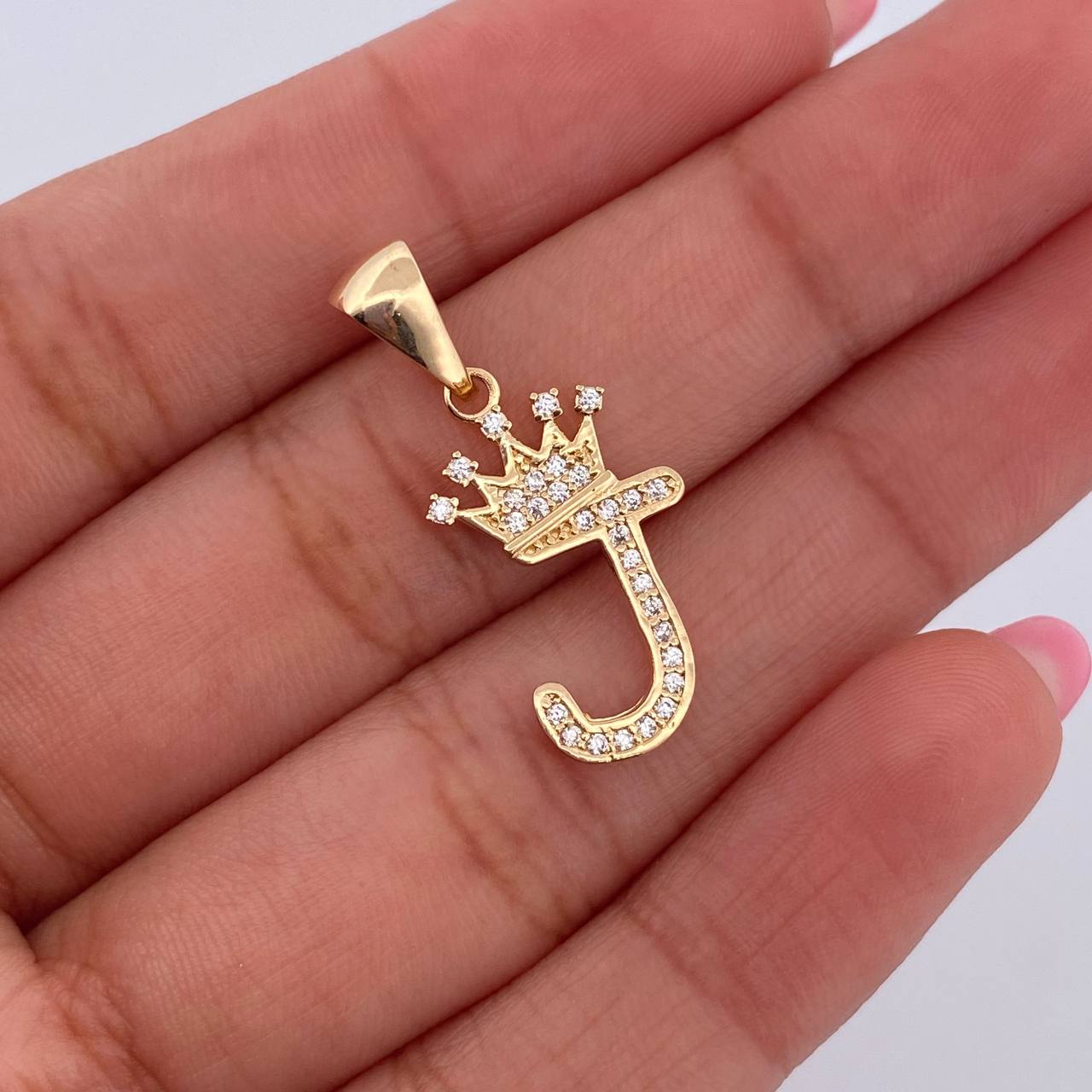 Dije Letra J Corona 1.45gr / 2.6cm / Circones Blancos Oro Amarillo 18K &