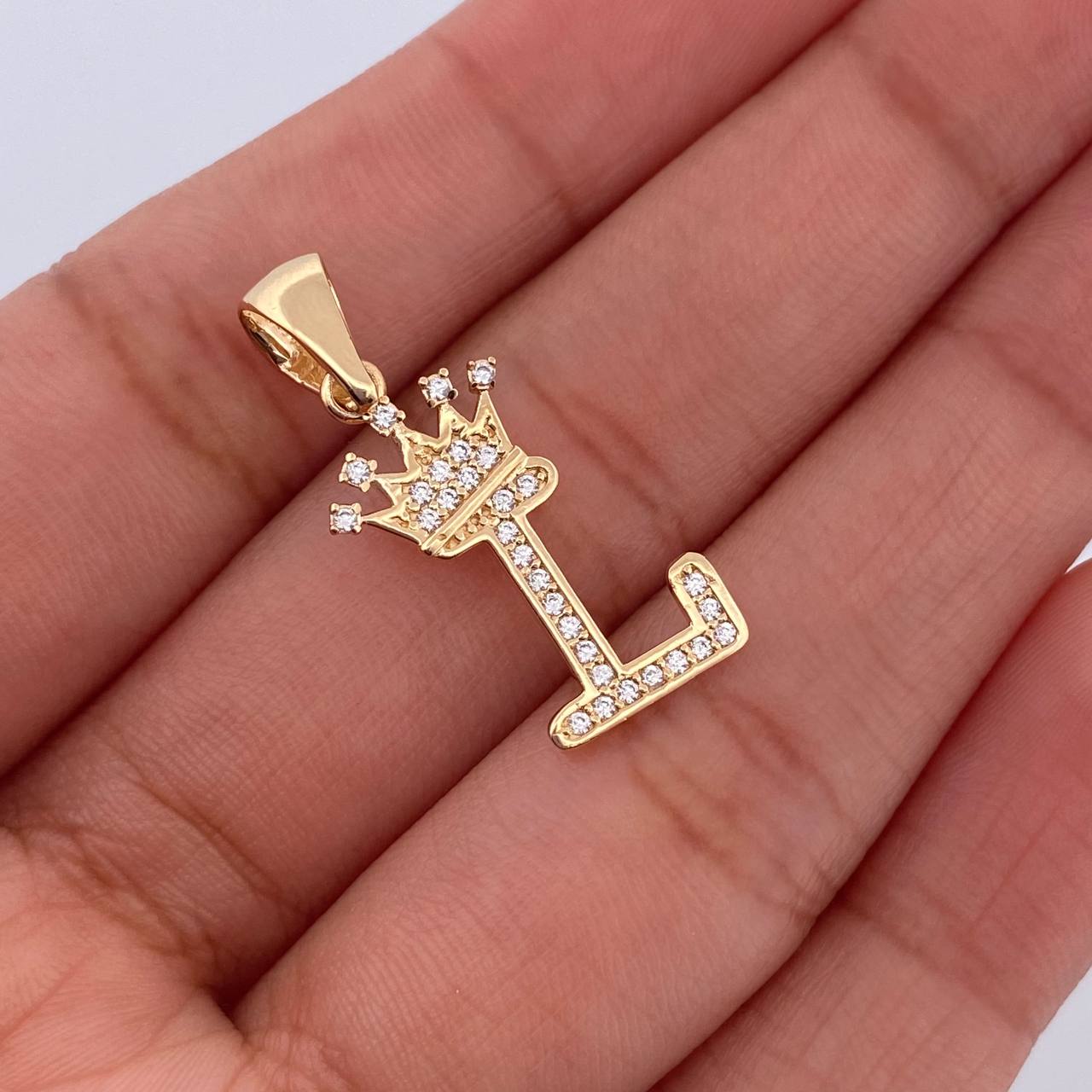 Dije Letra L Corona 1.55gr / 2.6cm / Circones Blancos Oro Amarillo 18K &