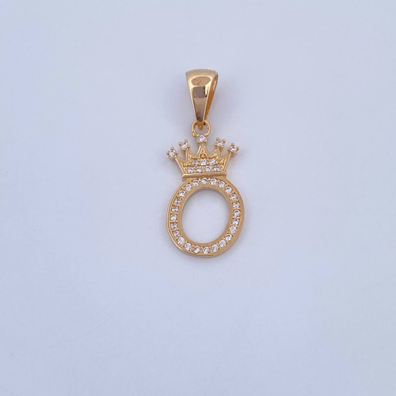 Dije Letra O Corona 1.45gr / 2.5cm / Circones Blancos Oro Amarillo 18K &