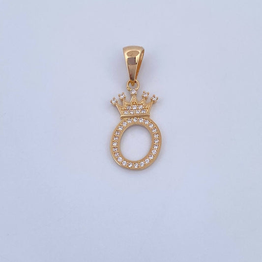 Dije Letra O Corona 1.45gr / 2.5cm / Circones Blancos Oro Amarillo 18K &