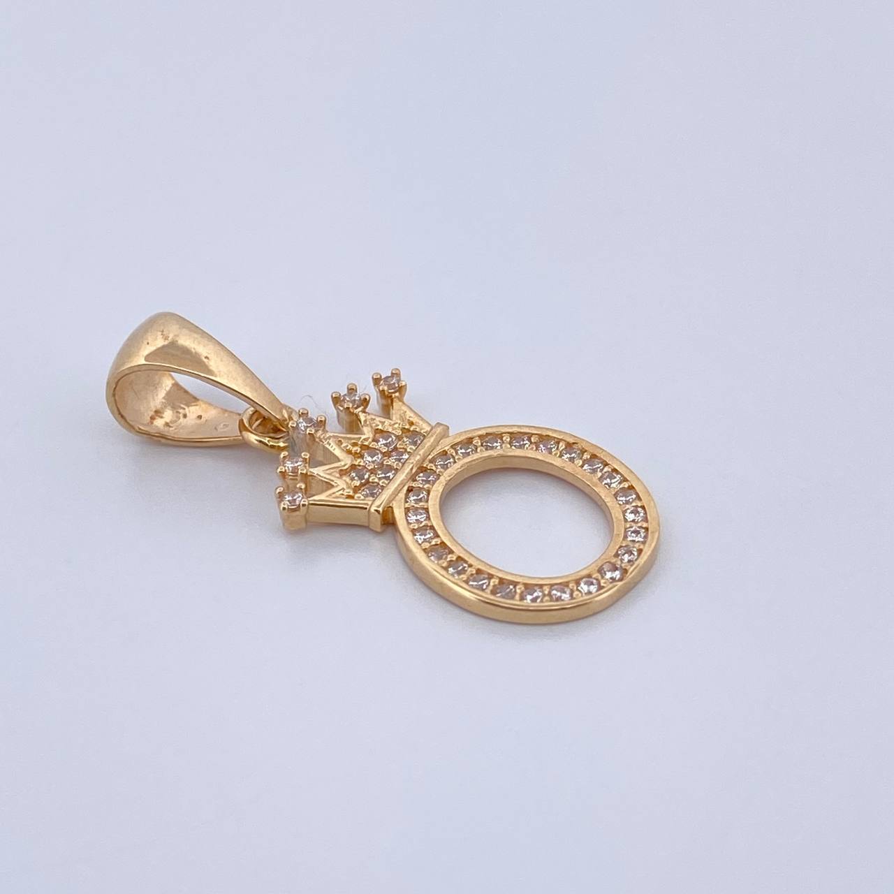 Dije Letra O Corona 1.45gr / 2.5cm / Circones Blancos Oro Amarillo 18K &
