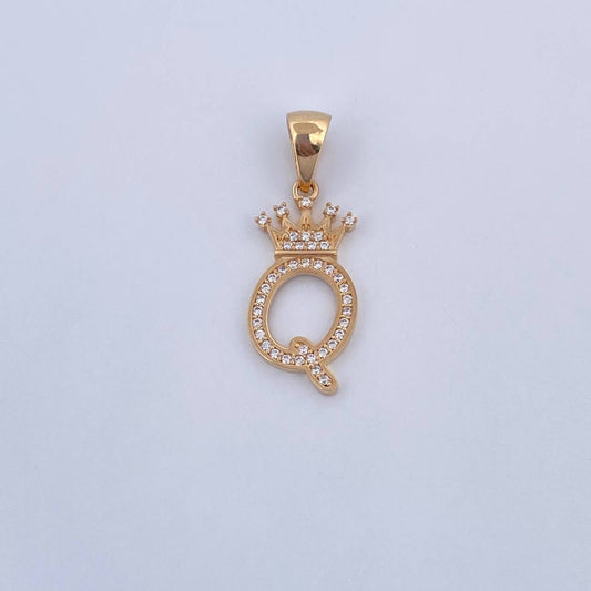 Dije Letra Q Corona 1.65gr / 2.8cm / Circones Blancos Oro Amarillo 18K &
