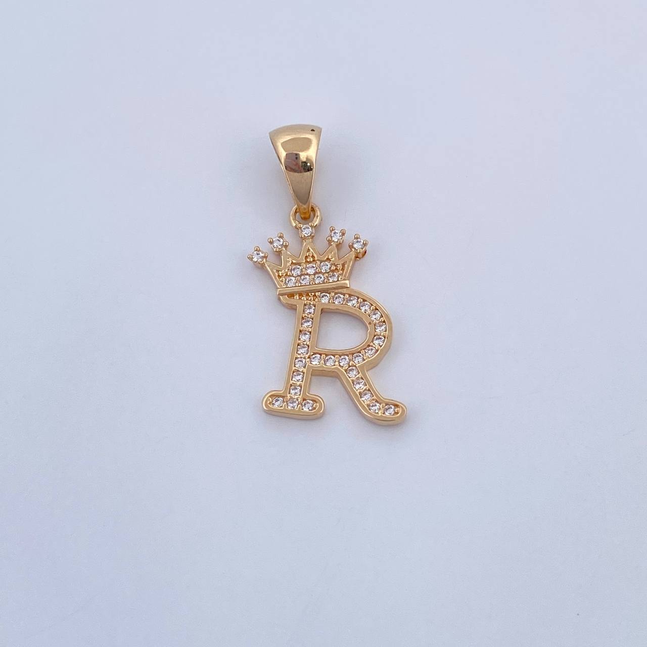 Dije Letra R Corona 1.75gr / 2.7cm / Circones Blancos Oro Amarillo 18K &