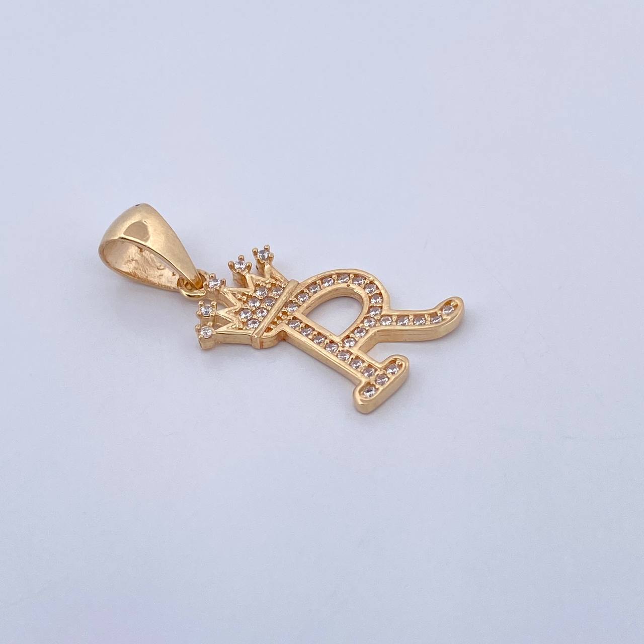 Dije Letra R Corona 1.75gr / 2.7cm / Circones Blancos Oro Amarillo 18K &