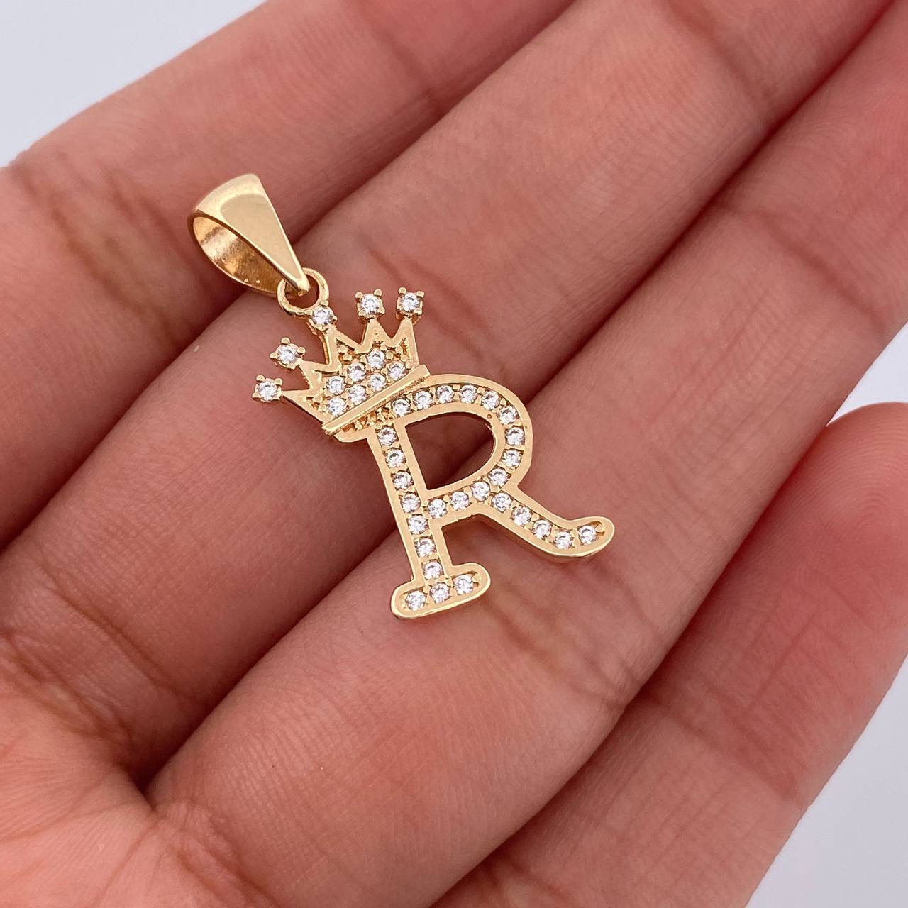 Dije Letra R Corona 1.75gr / 2.7cm / Circones Blancos Oro Amarillo 18K &