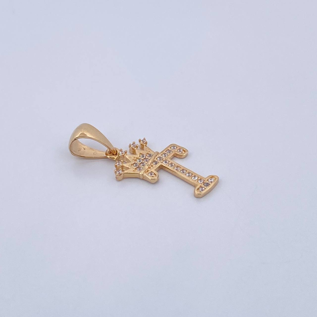 Dije Letra T Corona 1.25gr / 2.6cm / Circones Blancos Oro Amarillo 18K &