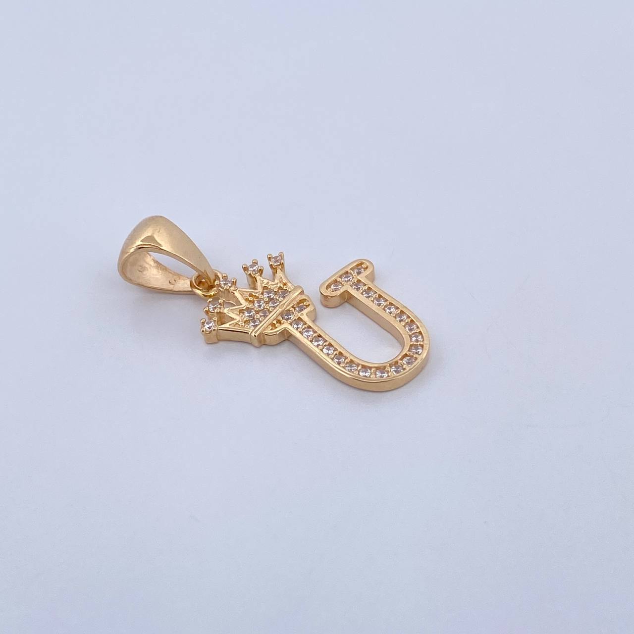 Dije Letra U Corona 1.65gr / 2.6cm / Circones Blancos Oro Amarillo 18K &